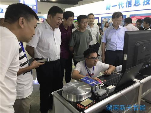 雙創(chuàng)活動(dòng)周期間，湖南省發(fā)改委省黨組成員、副主任卓群參觀新光智能井蓋